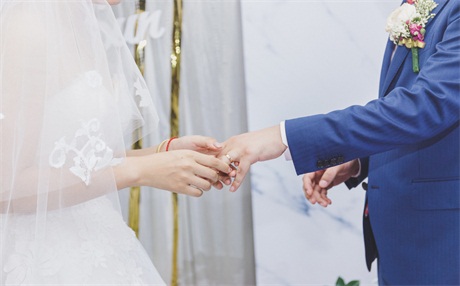 如何改变在感情里总是单方面付出的状态？